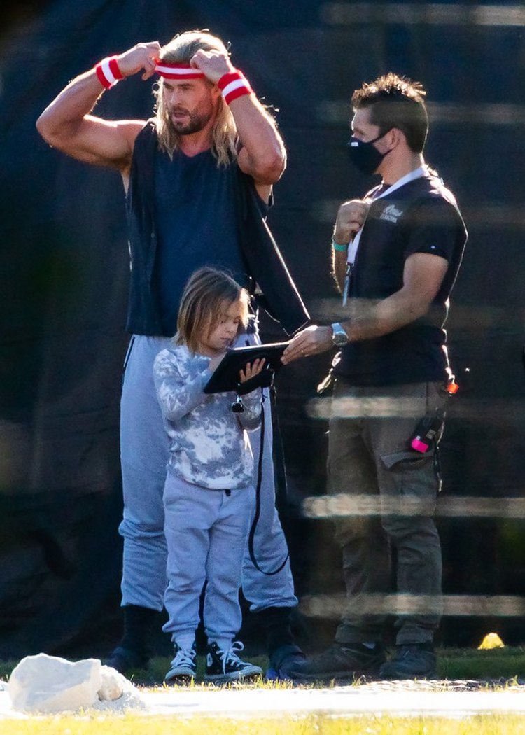 Filhos de Chris Hemsworth comemoram aniversário fantasiados de