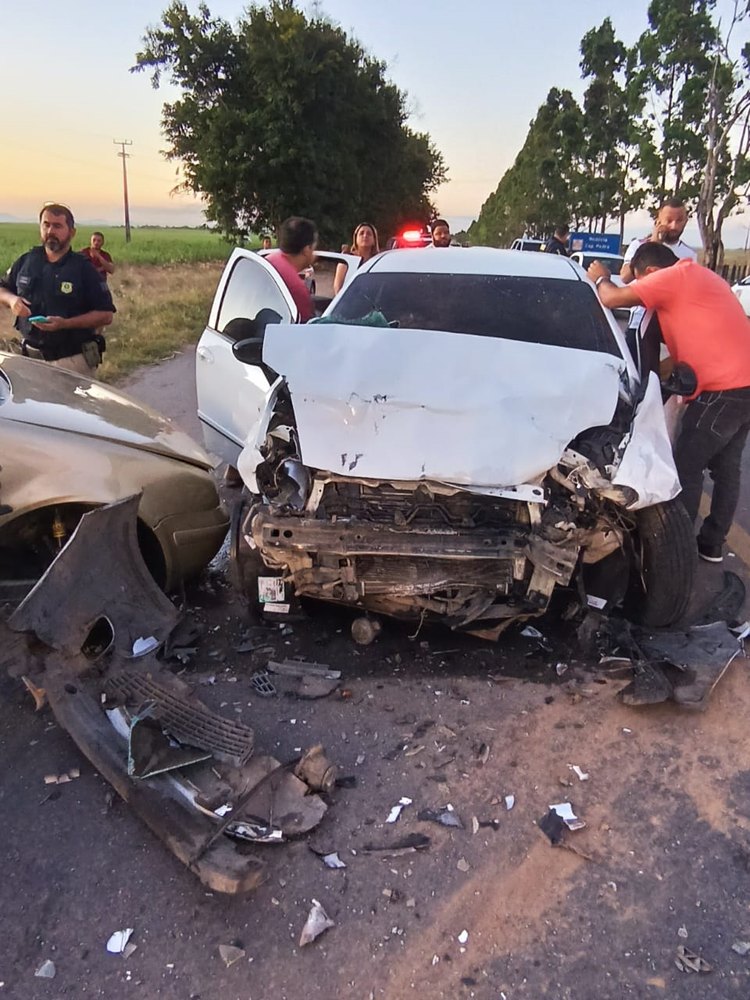 Colisão entre dois carros no DF deixa duas pessoas mortas e 5 feridas